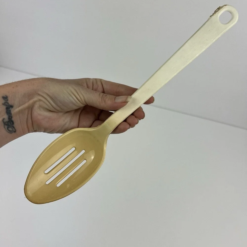 VTG Almond Beige Tailor Made Products Plastic Nylon Utensil Slotted Spoon Flaw‎